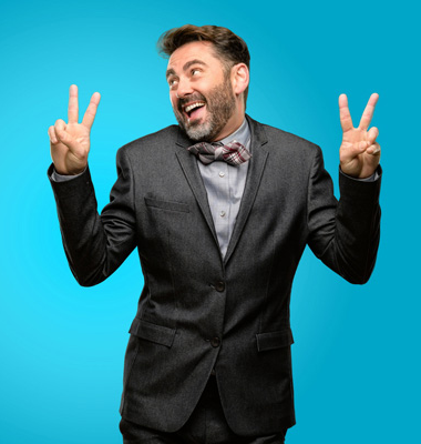 homme tout content en costume noire